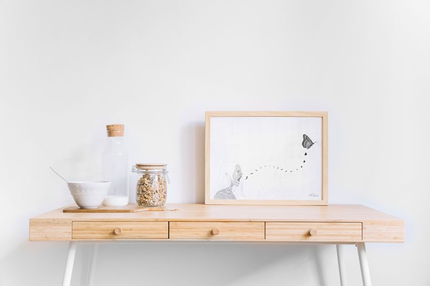 Decoración de interiores con cuadro con ilustración digital de chica con mariposa - El grito