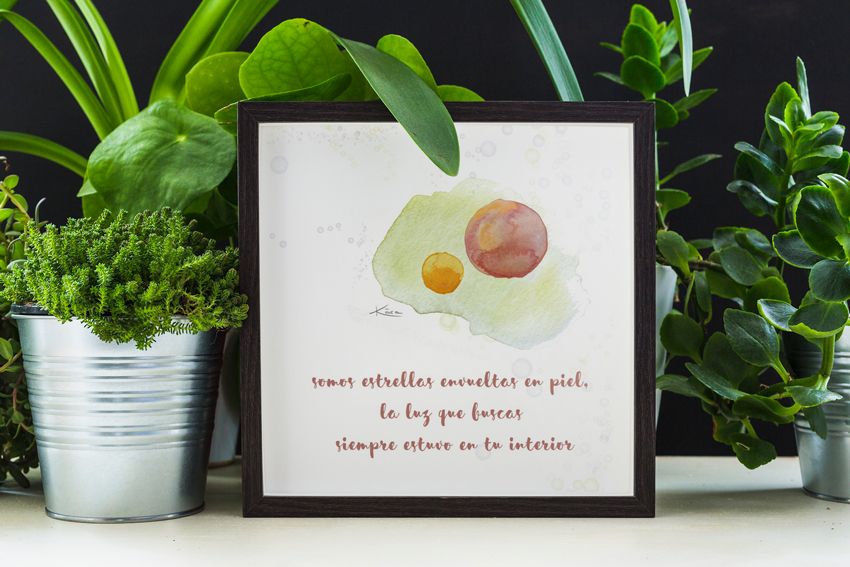 Decoración de interiores con cuadro con ilustración en acuarela con frase inspiradora