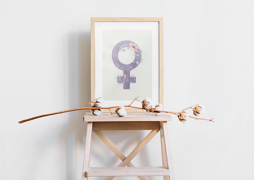 Decoración de interiores con ilustración en acuarela del símbolo feminista con flores