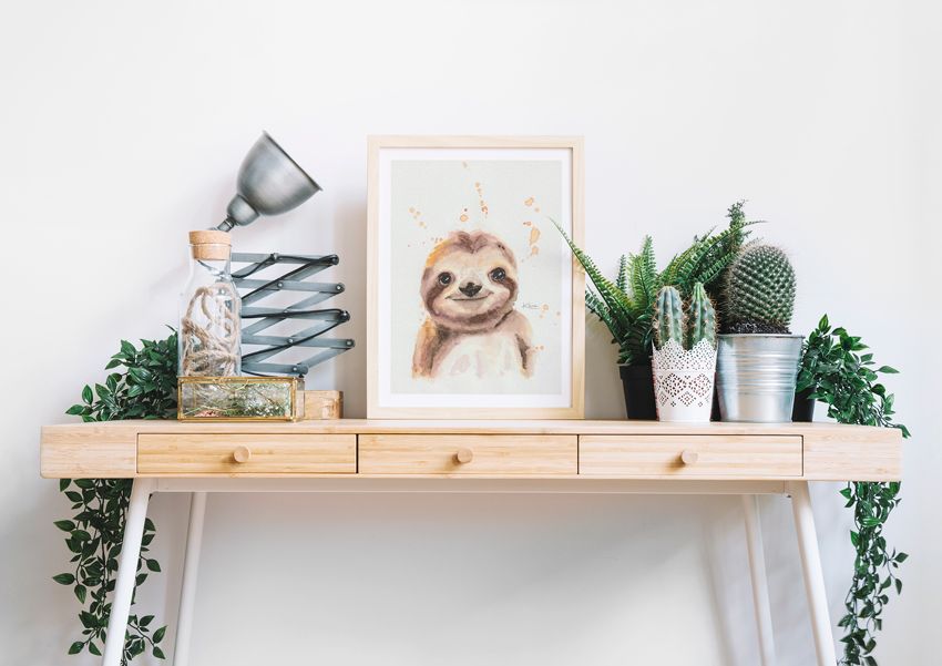 Decoración de interiores con ilustración en acuarela del perezoso Tomás