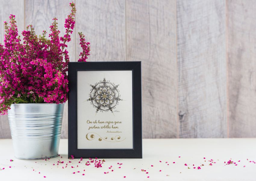 Decoración de interiores con cuadro con ilustración mandala con frase inspiradora